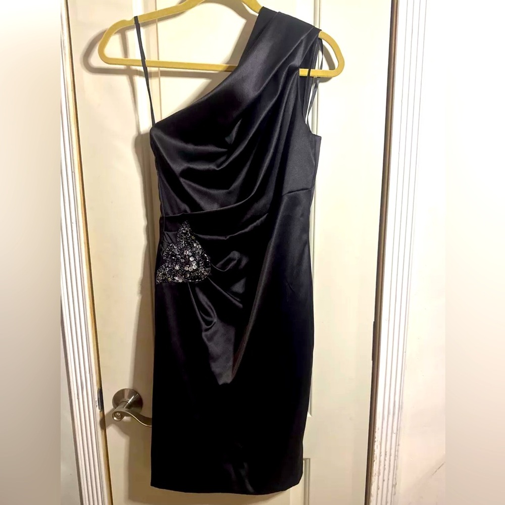 Xscape dress, size 4, color black, elegant dress, one shoulder.